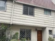 Casa de tres pisos en un mini condominio en...