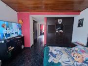 Casa de tres pisos en venta, Barrio Los Muiscas  sector...