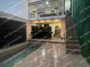 Casa de tres plantas con Alberca en Apodaca