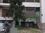 Casa de tres plantas con patio y pileta