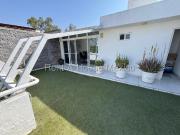 Casa de tres recámaras, adaptada para negocio, en venta...