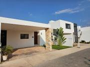 Casa de una planta en venta dentro de privada en Cholul