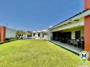 ¡CASA DE UN NIVEL CON ALBERCA PROPIA EN PRIV. !...