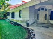 CASA DE UN NIVEL CON ALBERCA Y BUNGALOW INDEPENDIENTE EN...