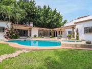 ¡CASA DE UN NIVEL CON ALBERCA Y JARDIN A UNOS MIN DEL...