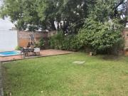 Casa de un nivel con alberca y jardín para remodelar –...