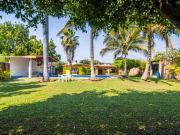 CASA DE UN NIVEL CON ALBERCA Y JARDÍN PROPIO, A 2 MIN DE...