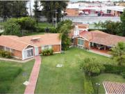 Casa de un nivel con amplio jardín a 20 minutos de...