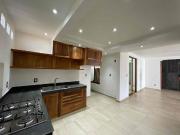 CASA DE UN NIVEL EN ESQUINA CON EXCELENTES ACABADOS A 3...