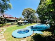 Casa de un nivel en venta con alberca en Lomas de...