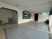 Casa de un piso con alberca propia en privada