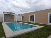 Casa de un piso con alberca y jardín en venta,...