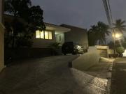 Casa de un piso con jardín