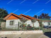 CASA DE UN PISO CON PATIO, TRONCOS VIEJOS