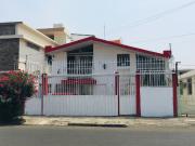 Casa de un Piso en Venta al Costado del Parque de las...
