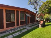 Casa de un Solo Nivel con Enorme Jardín, en...