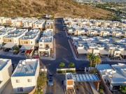 CASA DE UNA PLANTA AMUEBLADA Y EQUIPADA EN RENTA –...