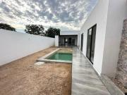 Casa de una planta, con 4 recámaras y alberca, en Dzityá