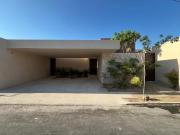 Casa de una planta con acabados rústicos de lujo