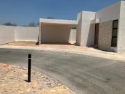 Casa de una planta con alberca en privada residencial.|...