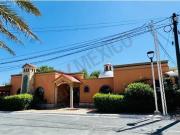 Casa de una planta con amplio terreno y departamento...