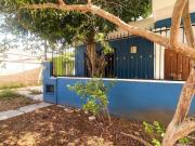 Casa de una planta con consultorio independiente en...