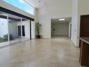 CASA DE UNA PLANTA EN LA CAMPIÑA DEL BOSQUE, GRAN...