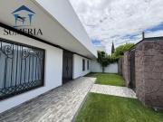 Casa de una planta en Lomas del Santuario con paneles...