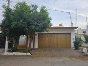 Casa de una Planta en Renta en Las Quintas, cochera...