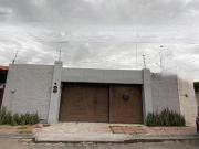 Casa de una planta en venta ubicada sobre calle abierta...