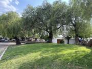 Casa de una planta frente al area verde