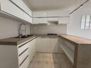 Casa de una planta y con amplio jardín, cercana a la Av....