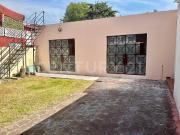 Casa de una sola planta, a 2 calles de Pacifico y Miguel...