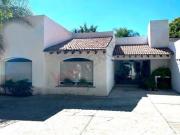 CASA DE UNA SOLA PLANTA CON ESTUDIO Y CUARTO DE SERVICIO...