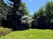 Casa de una sola planta con gran jardín privado en calle...