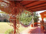 CASA DE UNA SOLA PLANTA CON PORCHE, JARDÍN CON PISCINA...