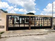 Casa de una sola planta en la Colonia Leandro Valle con...