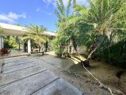 Casa de una sola planta en venta con terreno amplio en...