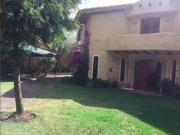 CASA DE VENTA CON AMPLIO JARDIN, BUEN ENTORNO EN CONJUNTO
