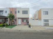 Casa de venta con amplio patio posterior en la Urb...