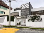Casa de Venta de 4 Dorm. y Basement en Urb. Balcones del...
