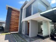 CASA DE VENTA DE TRES DORMITORIOS EN URBANIZACION...