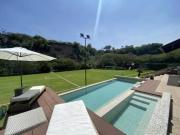 Casa de venta en Cumbayá. Ideal ubicación. Enorme...