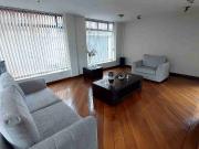 Casa de venta en Monteserrín, esquinera, 2 pisos, 3...