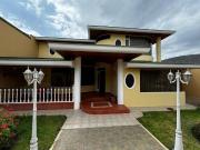 CASA DE VENTA EN URBANIZACIÓN LA PAMPA 5 DORMITORIOS