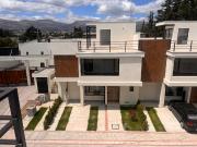 Casa de Venta por Estrenar en Tumbaco La Viña Alta... Casa de Venta por Estrenar en Tumbaco La Viña Alta...