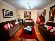 Casa de Venta Urb. Einsten, Amplios Espacios, Patio...