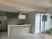 Casa de vila á venda de 150m², com 3 suítes e 03 vagas...