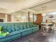 Casa decorada com móveis planejados de luxo