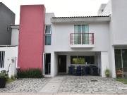 CASA DENTRO DE COTO CASA FUERTE FRENTE ALBERCA